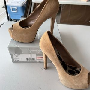 Jessica Simpson, size 5.5